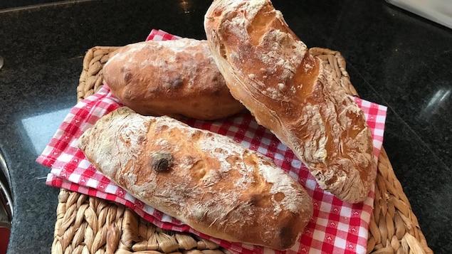 Du pain sur un plat d'osier