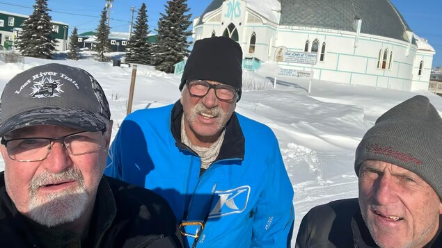 « 3 vieux gars » font un voyage de 8000 km en motoneige du Minnesota à l’Alaska
