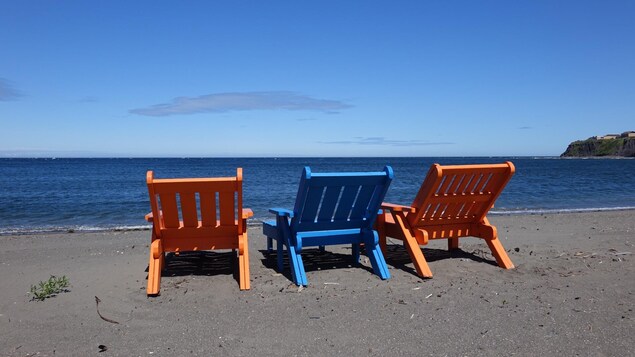 Des chaises sur une plage.