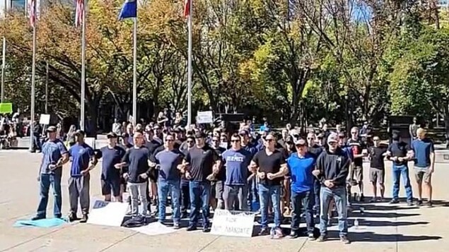 Des pompiers de Calgary manifestent contre le vaccin, leur chef désapprouve Des pompiers de Calgary manifestent contre le vaccin, leur chef désapprouve