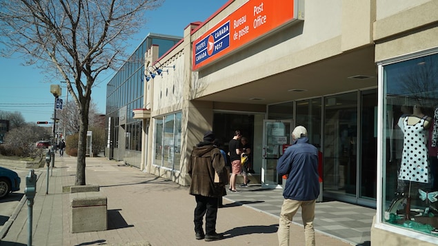 Un Printemps Plus Occupe Que Le Temps Des Fetes Dans Les Bureaux De Poste Radio Canada Ca