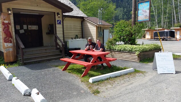 Du rêve à la réalité, 12 amis achètent un bar en zone reculée sur l’île de Vancouver