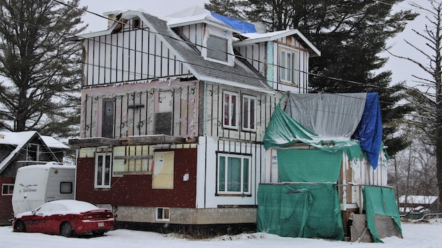 Une maison en travaux sous la neige.