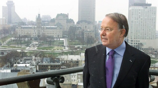 Le premier ministre contemple la vue unique dont il profite sur la terrasse de son appartement de fonction niché au sommet de l'édifice Price, en novembre 2001.