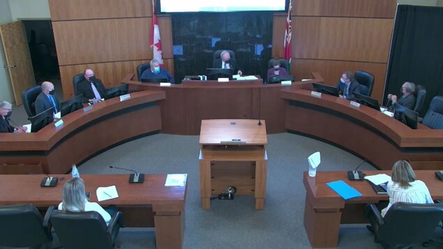 Une conseillère municipale se dit discriminée en raison de son statut vaccinal Une conseillère municipale se dit discriminée en raison de son statut vaccinal