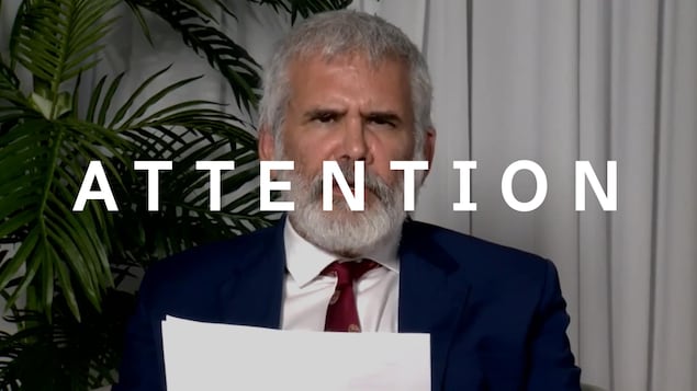 Robert Malone, un homme barbu en complet cravate, parle à la caméra en tenant une feuille. Le mot « attention » est superposé à l'image.