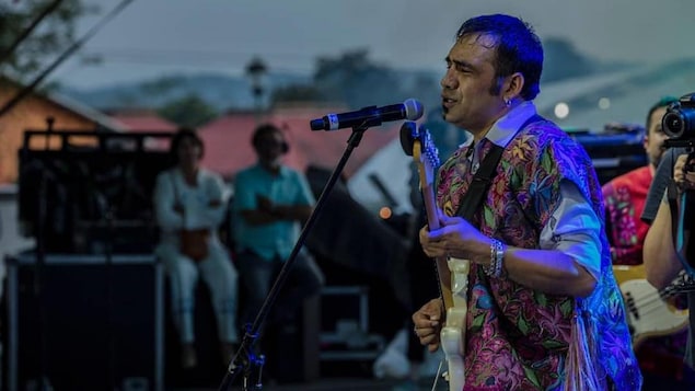 Damian Martinez lors d'un concert.