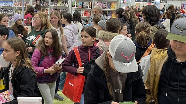 Des jeunes visiteurs au Salon international du livre de Québec, en avril 2024. 
