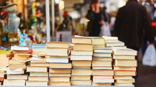 Des livres empilés sur une table.