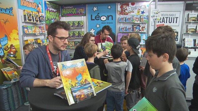 Des enfants rencontrent des auteurs au Salon du livre de Trois-Rivières.
