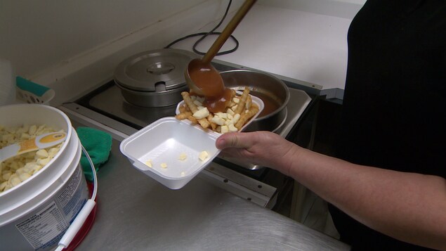 L’honneur est « sauce » dans les restaurants Dixie Lee ; la fameuse sauce est de retour! L’honneur est « sauce » dans les restaurants Dixie Lee ; la fameuse sauce est de retour!