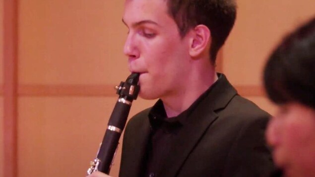 Simon Proulx joue de la clarinette sur cette photo d'archives.