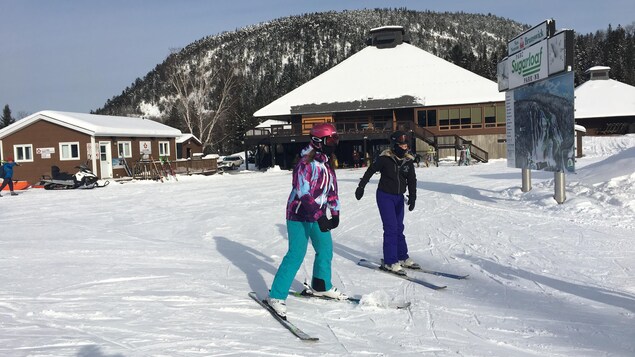 Des skieurs au centre de ski du parc provincial Sugarloaf le 9 décembre 2018.