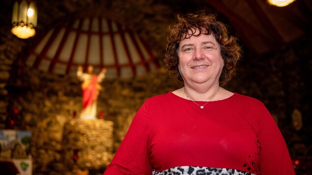 Sylvie Gagnon dans la chapelle du sanctuaire de Beauvoir. 