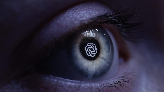 Un oeil ouvert, vu de proche, avec le logo d'OpenAI dans la pupille.