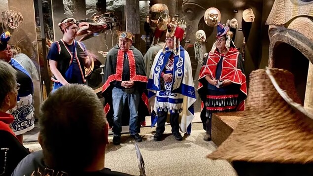 Des personnes autochtones en costume traditionel.