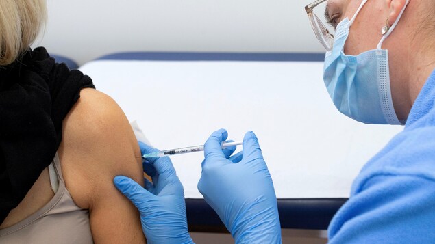 COVID-19 : les personnes non vaccinées six fois plus à risque d’être hospitalisées