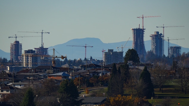 Un paysage urbain de la ville de Vancouver, avec de nombreuses grues.
