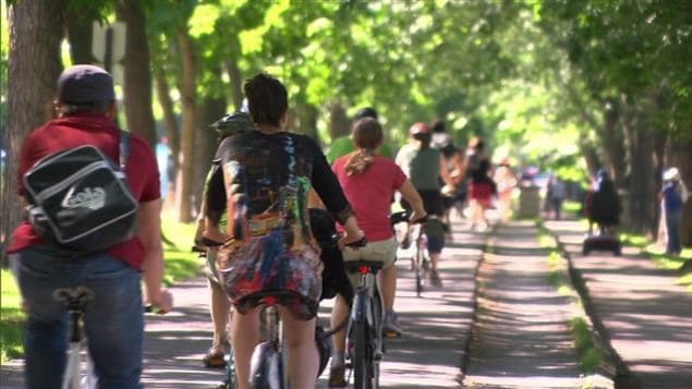 Des gens à vélo