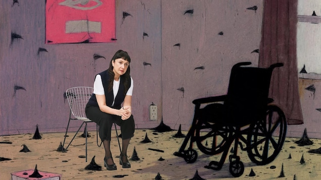 Une femme assise sur une chaise, superposée sur un dessin d'une chambre avec un fauteuil roulant. 