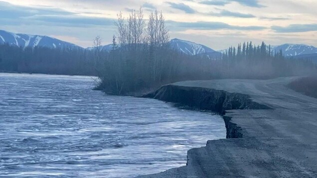 La route Dempster dans le nord du Yukon sectionnée par des inondations