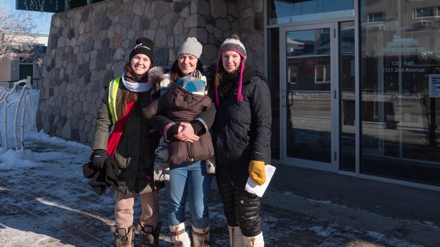 Au Yukon, des femmes marchent pour la conciliation travail-famille dans l’espace politique
