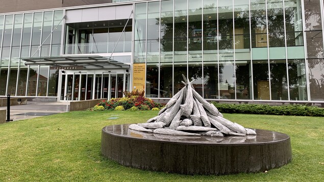 Photo extérieure du centre, à Medicine Hat, avec une sculpture devant.