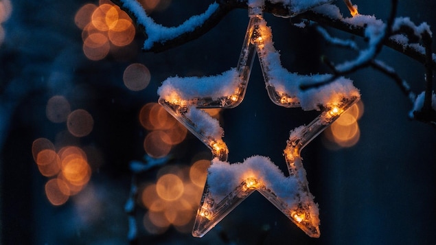Une étoile illuminée dans un arbre de Noël. 