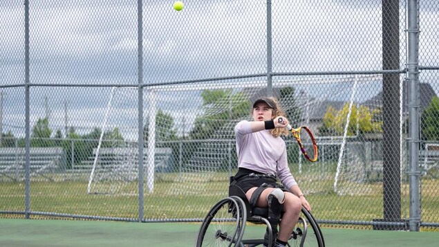 De chasseuse de balles à espoir du tennis en fauteuil roulant canadien