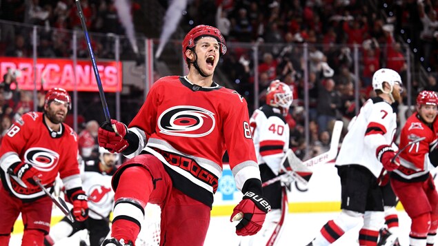 Kotkaniemi et les Hurricanes soufflent les Devils