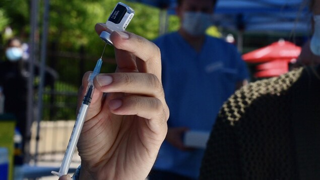 Québec et Lévis n’imposeront pas la vaccination à leurs employés Québec et Lévis n’imposeront pas la vaccination à leurs employés