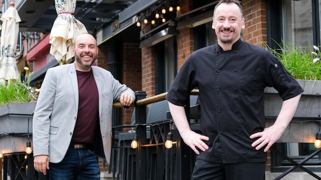 Guy Collin et Stéphane Roth sourient à la caméra. 