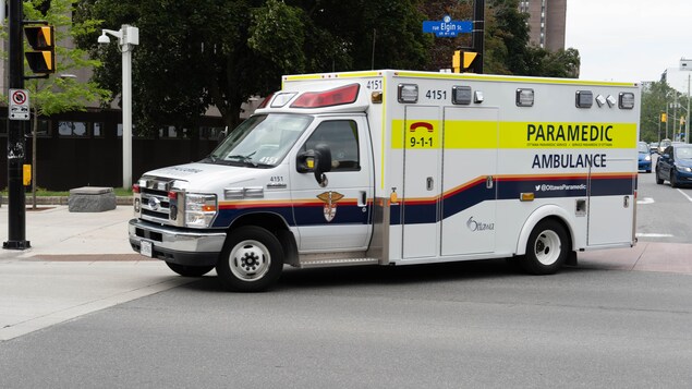 Des ambulanciers au chevet des urgences surchargées en Ontario