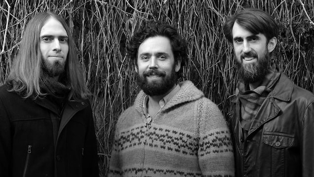 Portrait des membres du trio Les Surveillantes en couverture de leur album <i>Feu les artifices</i>, paru en 2020.