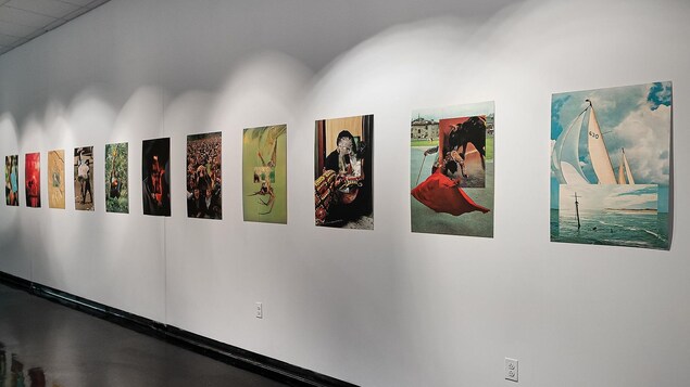 Des images représentant des collages colorés sur le mur blanc d'une galerie d'art.