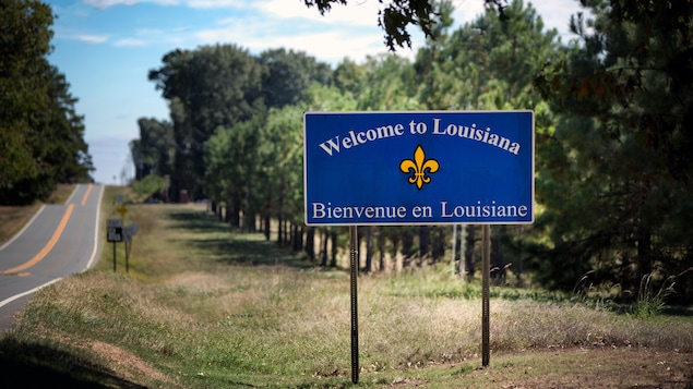 Une affiche sur une autoroute indique aux automobilistes qu'ils sont bienvenus en Louisiane, en anglais et en français.
