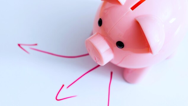Small piggy bank standing in front of three arrows, showing different directions to invest.