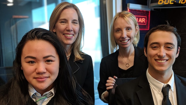 Deux élèves, l'enseignante et la directrice de l'école pose dans le studio de Radio-Canada