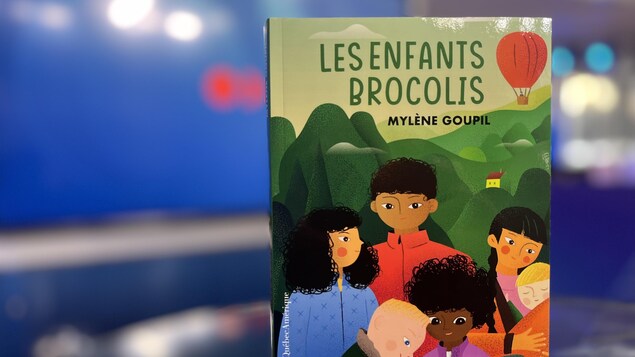 Le livre les enfants brocolis pris en photo sur le plateau de Radio-Canada Estrie. 