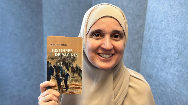 L’écrivaine Monia Mazigh qui tient son livre «Histoires de racines».