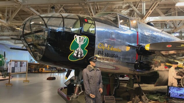 Un avion dans le hangar qui abrite le Musée de l'aviation de l'Alberta.