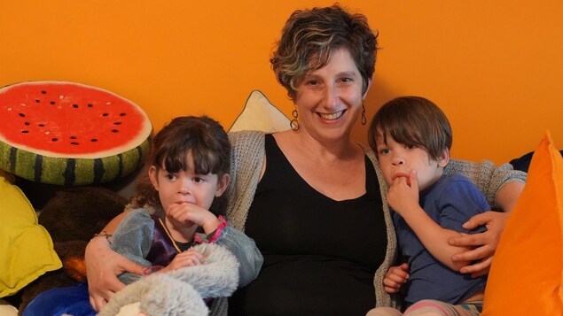 Myriam Steinberg pose avec ses deux enfants.
