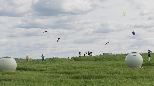Des participants font voler des cerfs-volants au parc Frédéric-Back. 