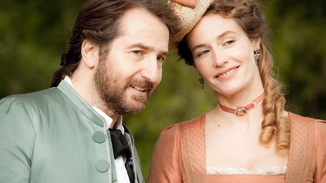 Un homme (Édouard Baer) et une femme (Cécile de France) en tenues d'époque, l'air complice.