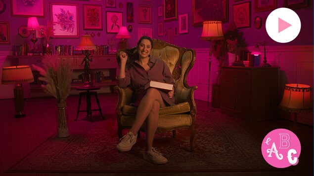 Laïma Abouraja-Gérald est assise dans une chaise dans une chambre décorée de cadres. Le logo de la série L'ABC Intimité et le bouton Jouer sont à droite.
