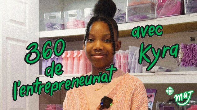 Une jeune fille est assise sur une chaise devant un mur de produits à cheveux, à côté du texte « 360 de l'entrepreneuriat avec Kyra » et le logo MAJ.