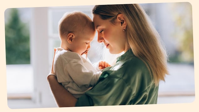 Une maman câline son bébé tête contre tête. 