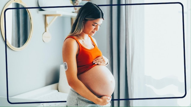 Une femme enceinte regarde son ventre.