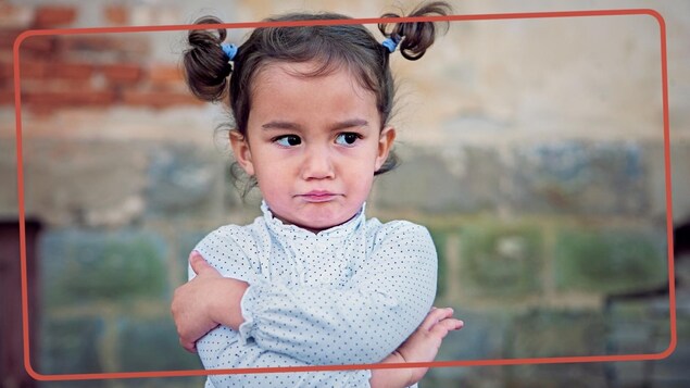 Elle semble contrariée. Elle a environ 2 ans. 