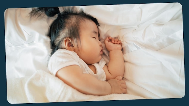 Une petite fille dort paisiblement. 